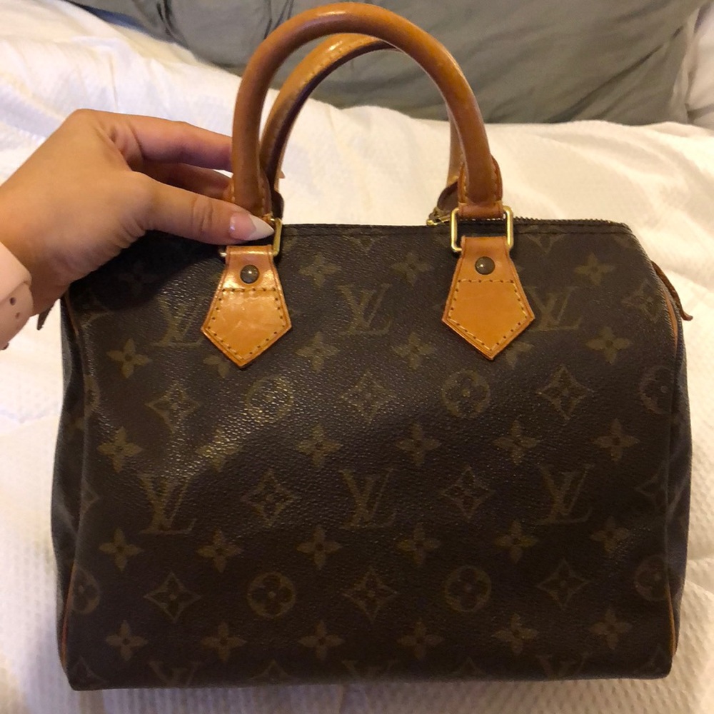 Louis Vuitton speedy 25 in the monogram style
